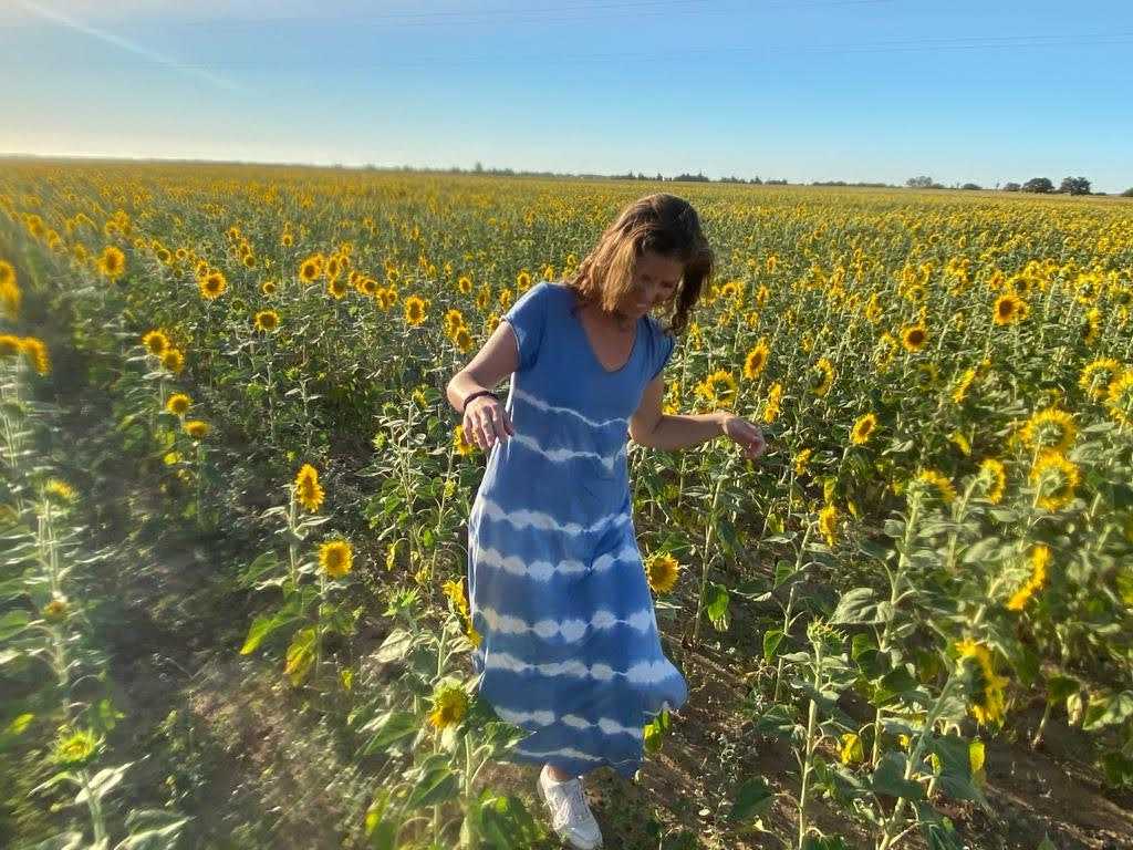 Natalia dans un champ de tournesols